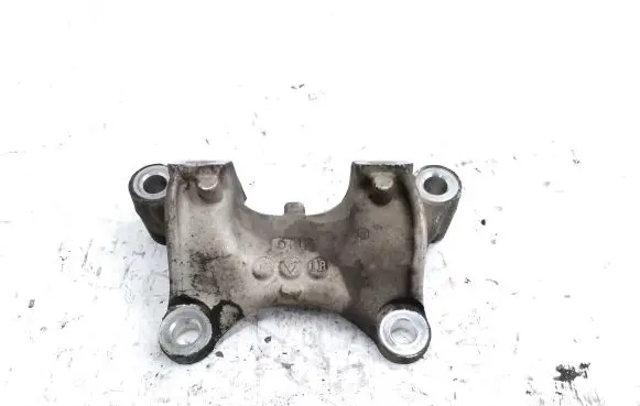 Honda CR-V Engine mounting bracket