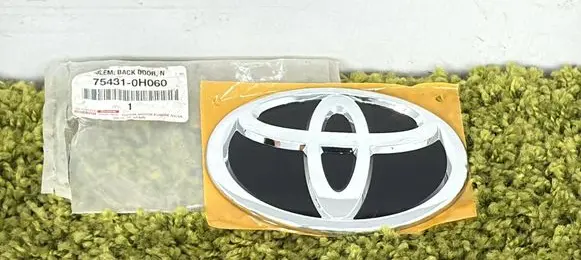 Toyota Aygo AB40 Manufacturer badge logo/emblem 75431-0h060