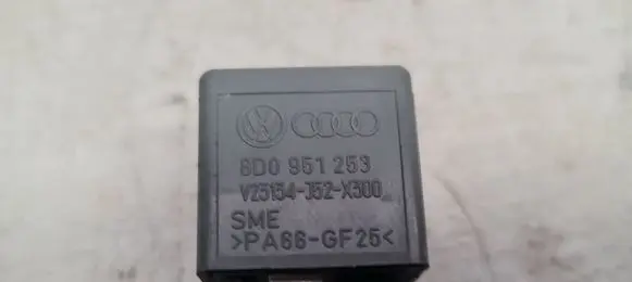 Volkswagen PASSAT B5 Other relay 8D0951253 V23134J52X300