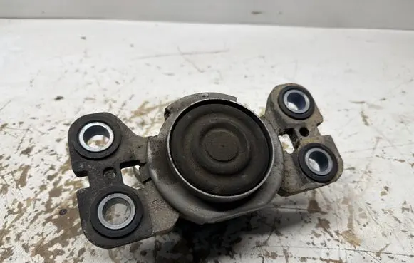 Volvo XC70 Engine mount bracket 