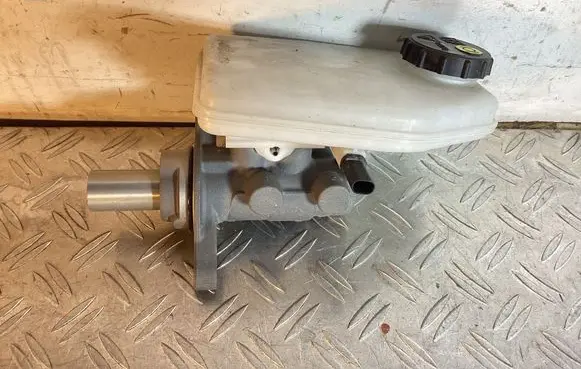 Master brake cylinder