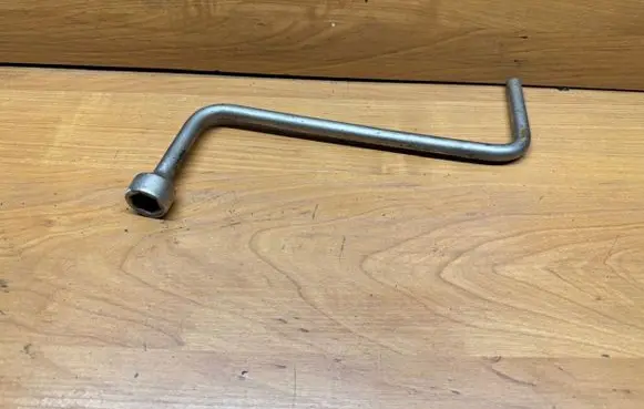 BMW 5 E39 Wheel nut wrench 6771036 17HEYCO