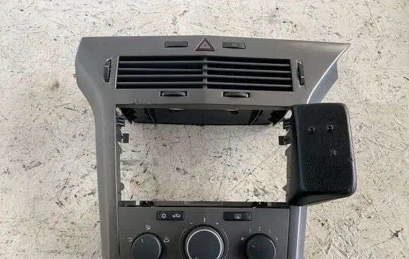 Opel Astra H Center console