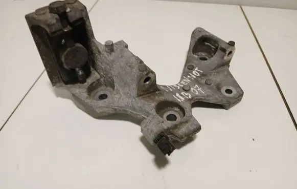 Nissan Note (E11) Engine mounting bracket