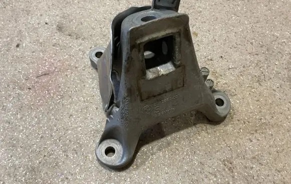 BMW X3 G01 Engine mounting bracket 8743652