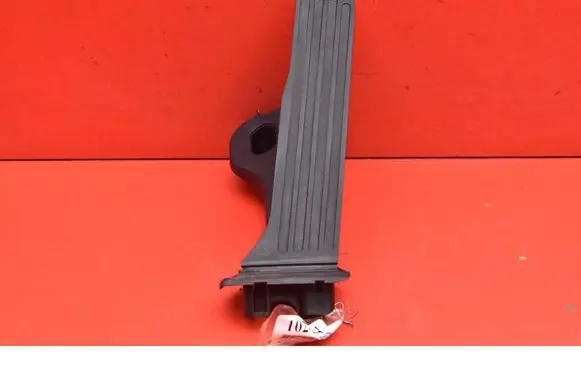Accelerator throttle pedal