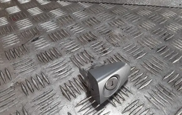Ford S-MAX Front door lock (next to the handle) 