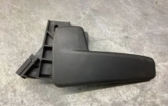 Volkswagen PASSAT B8 Engine bonnet (hood) release handle 517823633A