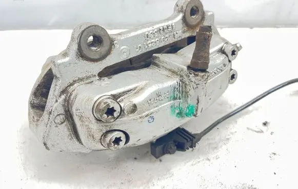 Mercedes-Benz E W211 Front brake caliper 20825101