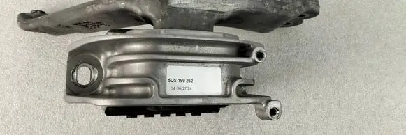 Volkswagen Tiguan Engine mount bracket 5QS199262