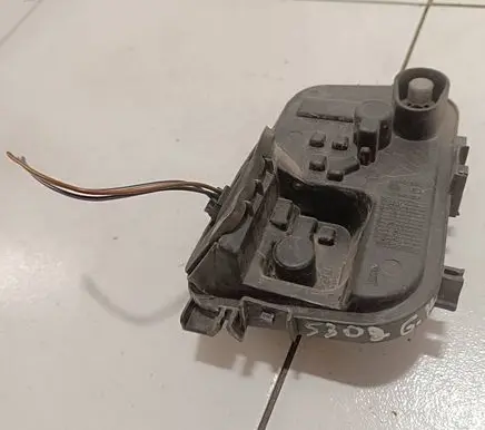 Volkswagen Sharan Tail light bulb cover holder 89501838 7H0945257