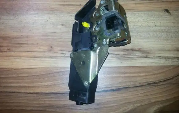 Mitsubishi Carisma Rear door lock