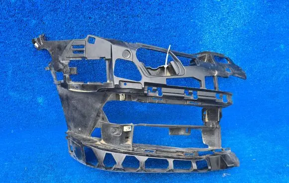 BMW 5 G30 G31 G38 Front bumper mounting bracket 7385346