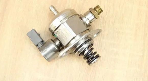 Audi A4 S4 B9 8W Fuel injection high pressure pump 06K127028B