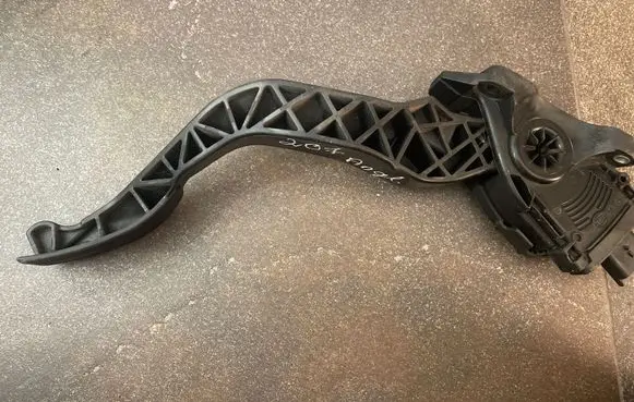 Accelerator throttle pedal