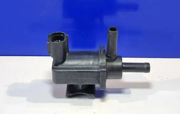 Engine mount vacuum valve
