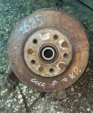 Volkswagen Golf V Front wheel hub