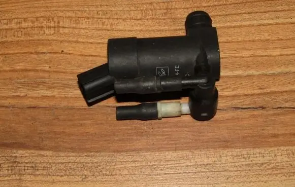 Ford Kuga I Windscreen/windshield washer pump 1s7117k624fe
