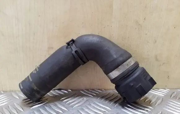 Volkswagen Touareg II Engine coolant pipe/hose 7P0121051
