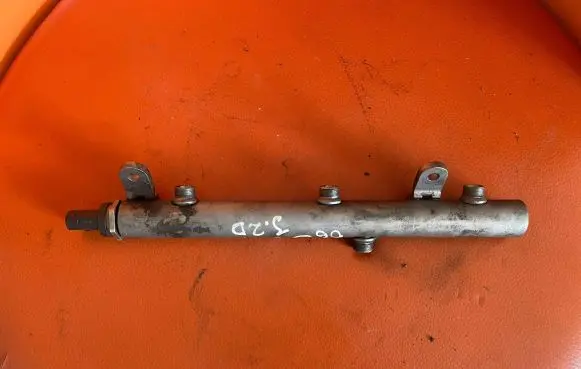 Mercedes-Benz E W211 Fuel main line pipe A6420702695 0281002672