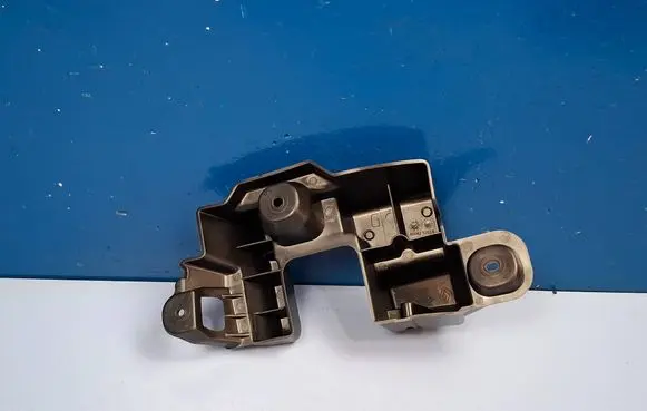 Rear bumper mounting bracket