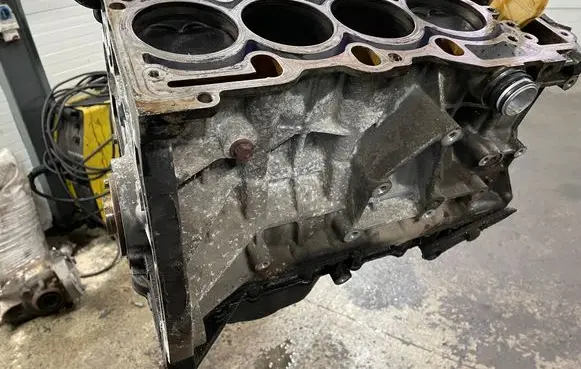 BMW 3 E46 Engine block BBBBB 75163280AAB 047037