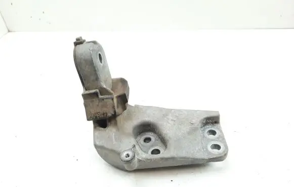 Toyota RAV 4 (XA50) Engine mounting bracket
