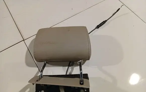 Audi Q7 4L Front seat headrest