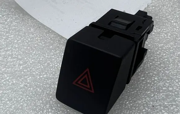 Nissan X-Trail T32 Hazard light switch 299125472