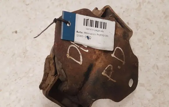 Mitsubishi Pajero Engine mount bracket