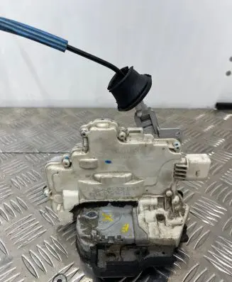 Audi A8 S8 D3 4E Rear door lock 4F0839016B