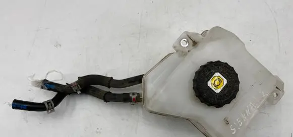 Toyota Sienna XL40 IV Brake fluid reservoir