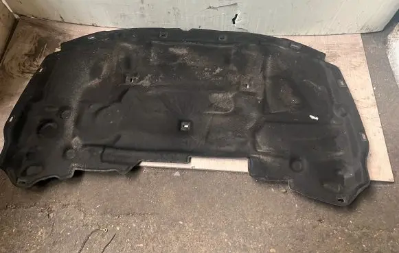 Engine bonnet/hood sound/heat insulation