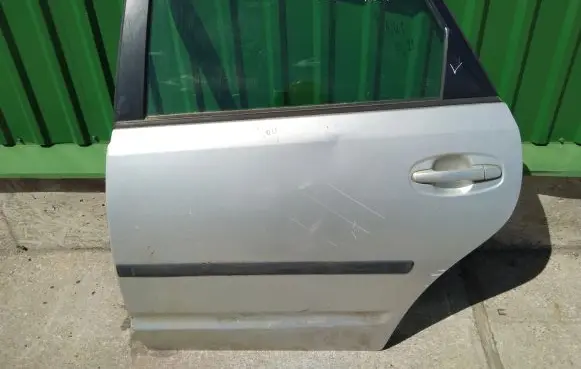 Toyota Prius (NHW20) Rear door