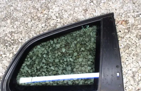 BMW X3 E83 Rear vent window glass 3413918
