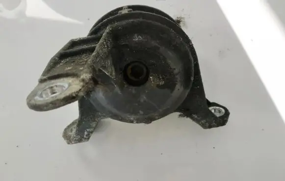 Opel Zafira A Engine mount bracket 90575772