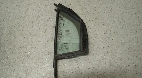 Toyota Yaris Sliding door window/glass 