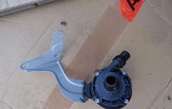 BMW 4 F32 F33 Electric auxiliary coolant/water pump 8605322