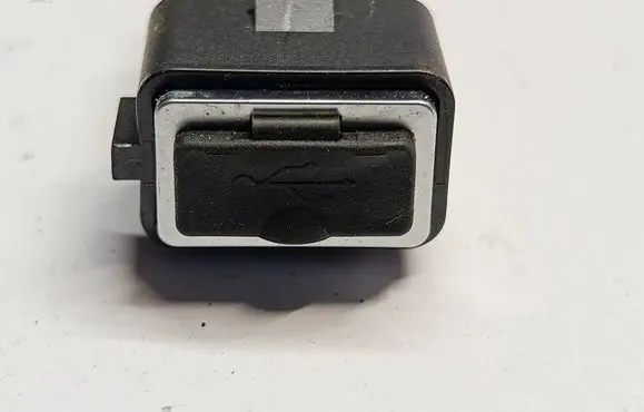 Volvo V40 USB socket connector 8M5T19A164VA