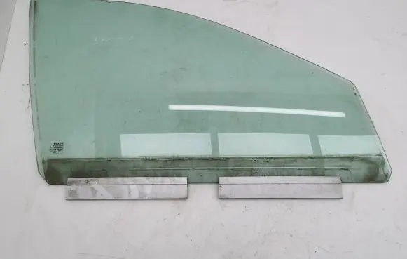 Volvo XC90 Front door window glass four-door