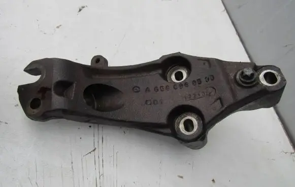 Mercedes-Benz C W205 EGR valve cooler bracket A6560960500