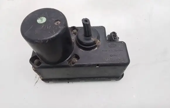 Audi 100 S4 C4 Central locking vacuum pump 443862257B