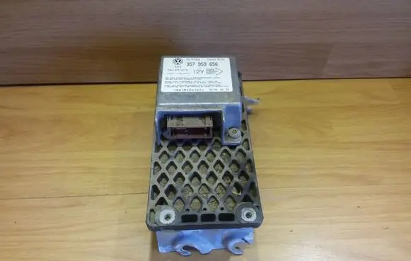 Volkswagen PASSAT B4 Airbag control unit/module 357959656