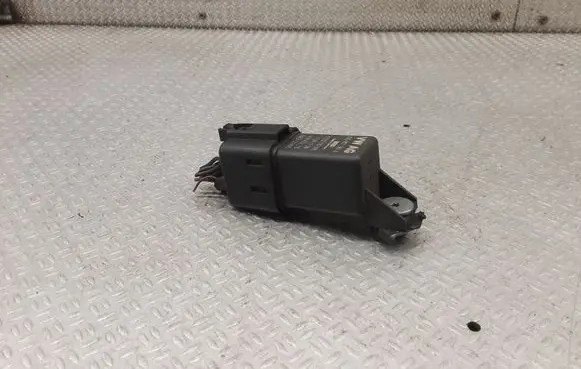 Volkswagen Golf Plus Glow plug pre-heat relay 03G907282A