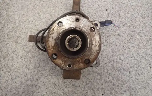 Nissan Note (E11) Front wheel hub spindle knuckle