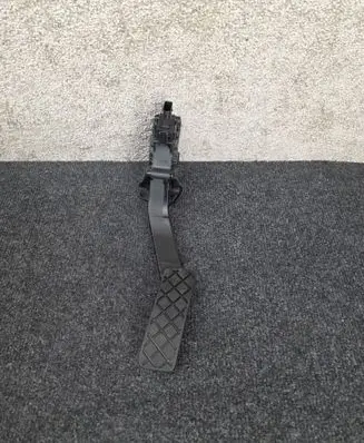 Accelerator throttle pedal