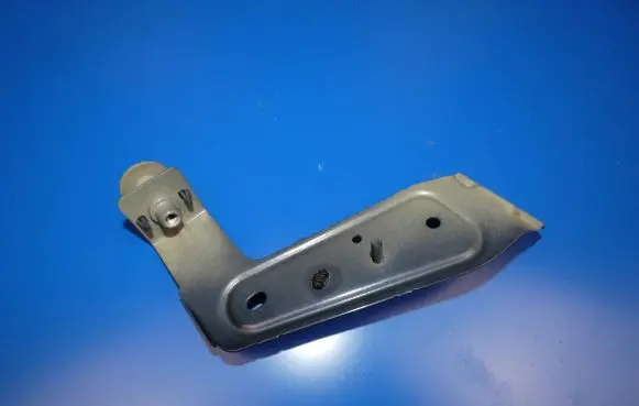 Volvo XC90 Fender mounting bracket 