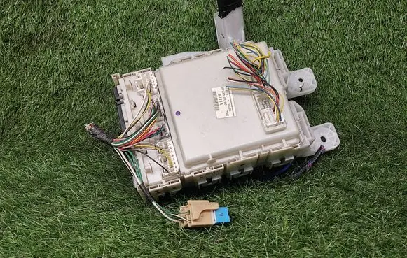 Toyota Prius (NHW20) Power management control unit 8273047290