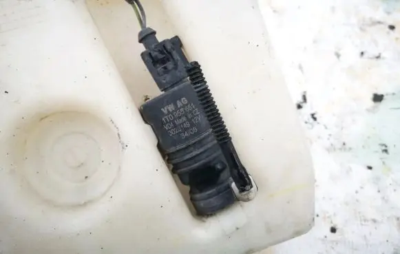 Volkswagen Jetta V Windscreen/windshield washer pump 1t0955651