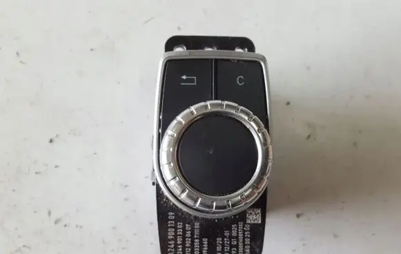 Multifunctional control switch/knob
